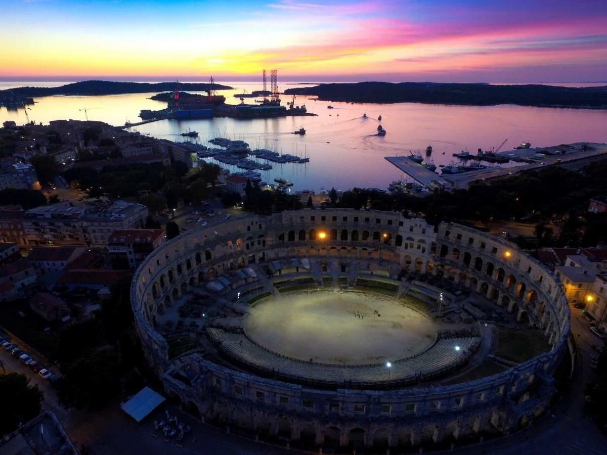 Carducci Apartment - Center Pula Buitenkant foto