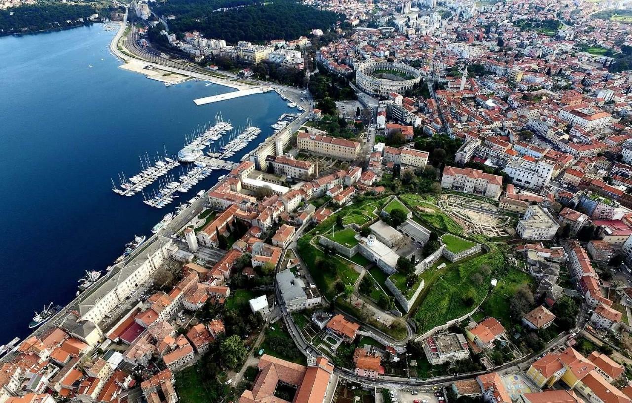 Carducci Apartment - Center Pula Buitenkant foto